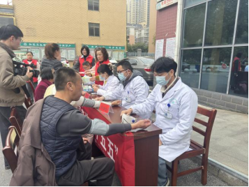 学雷锋践初心 健康服务暖民心